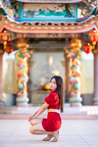 肖像美丽的<strong>微</strong>笑亚洲年轻的女人穿红色的旗袍衣服传统的装饰为中国人新一年节日庆祝<strong>文化</strong>中国中国人神社公共的地方泰国