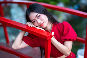 肖像美丽的微笑亚洲<strong>年</strong>轻的女人穿红色的旗袍衣服传统的装饰为<strong>中国</strong>人新一<strong>年</strong>节日庆祝文化<strong>中国中国</strong>人神社公共的地方泰国
