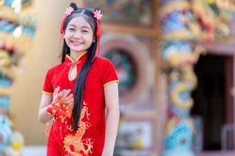肖像微笑可爱的小亚洲女人穿红色的<strong>传统</strong>的中国人<strong>旗袍</strong>装饰持有小灯笼装饰为中国人新一年
