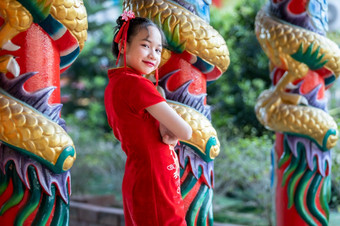肖像微笑可爱的小亚洲女孩穿红色的<strong>旗袍</strong>衣服<strong>传统</strong>的装饰为中国人新一年节日庆祝文化中国中国人神社