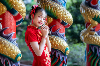肖像微笑可爱的小亚洲女孩穿红色的<strong>旗袍</strong>衣服传统的装饰为<strong>中国</strong>人新一年节日庆祝文化<strong>中国中国</strong>人神社