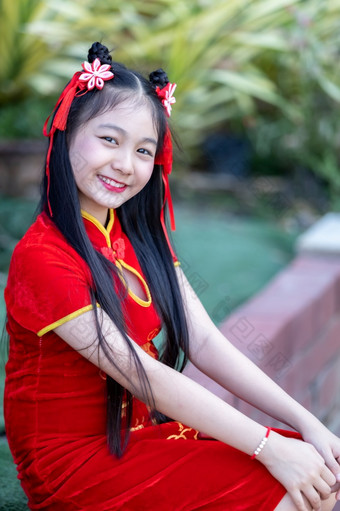 肖像<strong>微</strong>笑可爱的小亚洲女孩穿红色的旗袍衣服传统的装饰为中国人新一年节日庆祝<strong>文化</strong>中国中国人神社