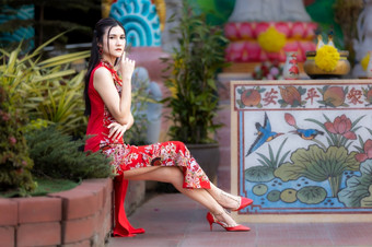 肖像美丽的微笑亚洲年轻的女人穿红色的旗袍衣服传统的装饰为<strong>中国</strong>人新一年节日庆祝文化<strong>中国中国</strong>人神社公共的地方泰国