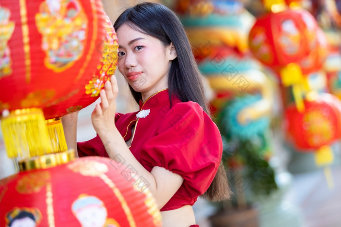 肖像美丽的微笑亚洲年轻的女人穿红色的与纸灯笼与的中国人文本祝福写《财富》杂志祝福赞美装饰为中国人新一年