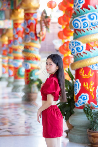 肖像美丽的微笑亚洲年轻的女人穿红色的<strong>旗袍</strong>衣服传统的装饰为<strong>中国</strong>人新一年节日庆祝文化<strong>中国中国</strong>人神社公共的地方泰国