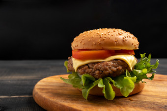新鲜的美味的自制的汉堡与新鲜的蔬菜生菜番茄奶酪切割董事会免费的空间为文本