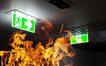 热火焰火和绿色火逃避<strong>标志</strong>挂的天花板的办公室晚上的概念火逃避培训和准备为<strong>疏散</strong>