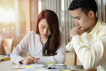 不开心亚洲夫妻是计算收入和费用减少不必要的费用概念为投资规划和金融规划为的家庭问题与钱的家庭