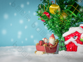 快乐圣诞老人老人与礼物盒子的雪雪橇会房子附近房子有雪人和圣诞节树圣诞老人老人和房子的雪圣诞节和快乐新一年概念