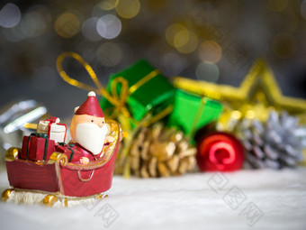 快乐圣诞<strong>老人老人</strong>与礼物盒子的雪雪橇的背景圣诞节decorsanta老<strong>人和</strong>圣诞节装饰的雪快乐圣诞节和快乐新一年概念