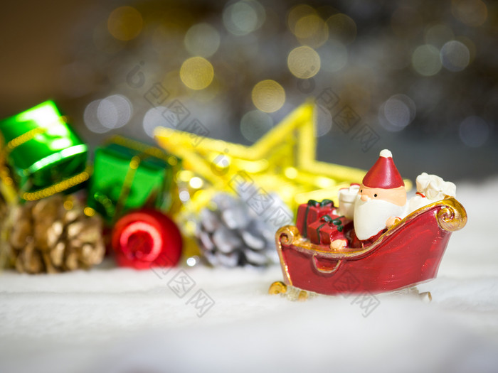 快乐圣诞老人老人与礼物盒子的雪雪橇的背景圣诞节decorsanta老人和圣诞节装饰的雪快乐圣诞节和快乐新一年概念
