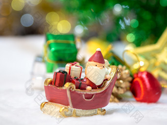 快乐圣诞<strong>老人老人</strong>与礼物盒子的雪雪橇的背景圣诞节decorsanta老<strong>人和</strong>圣诞节装饰的雪快乐圣诞节和快乐新一年概念