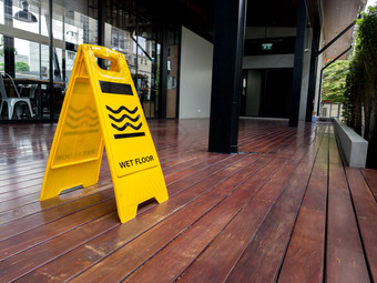 黄色的塑料锥与标志显示警告湿地板上餐厅