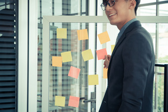 业务男人。<strong>展示</strong>项目计划和<strong>任务</strong>敏捷过程为团队会议房间为头脑风暴业务策略为启动概念团队合作为业务成功