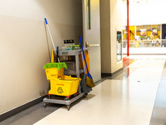 清洁工具车等待为女仆更清洁的的部门商店桶和集清洁设备的购物中心概念服务工人和设备为更清洁的和健康