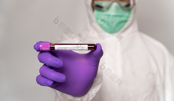 医生的保护西装和面具是持有积极的血测试结果为新迅速发作有冠状病毒概念传播冠状病毒新冠病毒周围的世界美国欧洲