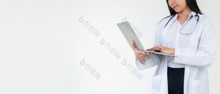 女医生医生持有移动PC为检查病人健康医院概念在线医疗保健信息和紧急医疗保健援助服务医疗服务