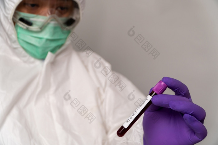 医生的保护西装和面具是持有积极的血测试结果为新迅速发作有冠状病毒概念传播冠状病毒新冠病毒周围的世界美国欧洲