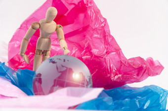 木木偶触摸的水晶全球塑料袋和感觉担心和有保护的地球塑料浪费溢出的<strong>世界</strong>全球气候变暖和气候<strong>改变</strong>概念