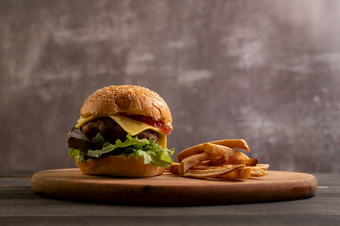 新鲜的美味的自制的汉堡与新鲜的蔬菜生菜<strong>番茄</strong>奶酪切割董事会与法国薯条免费的空间为文本