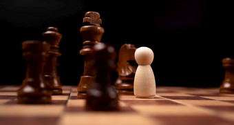 木数据商人站面对国际象棋王和被的国际象棋圆新业务球员是面对挑战的管理领导分析策略概念