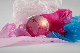 的水晶全球塑料袋塑料浪费溢出的<strong>世界</strong>全球气候变暖和气候<strong>改变</strong>概念