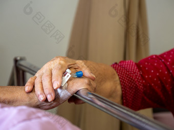 妻子参观丈夫医院高级夫妇持有手医院床上为<strong>住院</strong>治疗为支持他的亲爱的概念爱和与情人