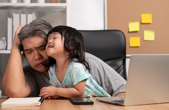 亚洲父亲尝试工作的首页办公室与移动PC与女儿谁来了成混乱<strong>新生活方式</strong>正常的在检疫概念保持首页自由和为父之道概念