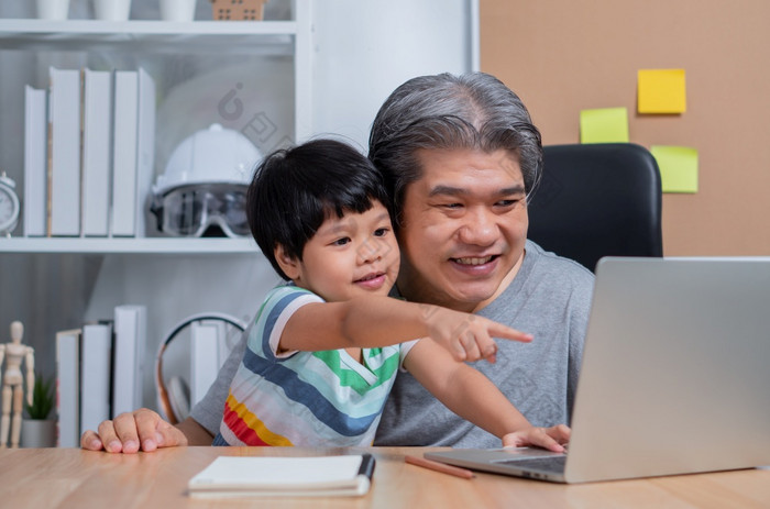 亚洲父亲工作的首页与女儿和研究在线学习从学校在一起新生活方式正常的在检疫概念保持首页自由和为父之道概念