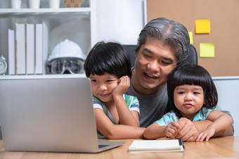 亚洲父亲工作的首页与女儿和研究在线学习从学校在一起<strong>新生活方式</strong>正常的在检疫概念保持首页自由和为父之道概念