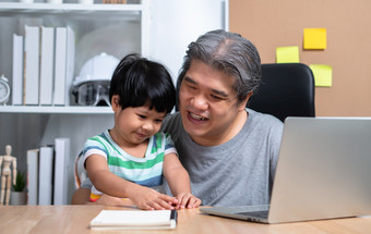 亚洲父亲工作的首页与女儿和研究在线学习从学校在一起<strong>新生活</strong>方式正常的在检疫概念保持首页自由和为父之道概念