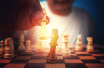 的手商人持有棕色（的）王国际象棋和使彻底<strong>失败</strong>竞争对手和赢得的<strong>游戏</strong>概念领导必须有业务策略和竞争对手评价竞争