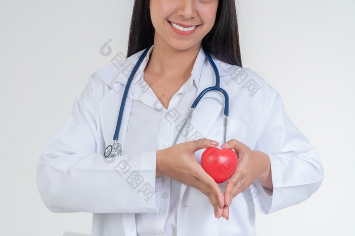 年轻的女医生与听诊器持有心孤立的白色背景概念心脏病学医疗保健和医疗专家医院