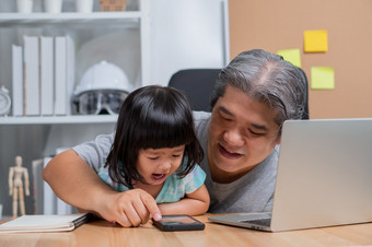 亚洲父亲工作的首页与女儿和研究在线学习从学校在一起<strong>新生活</strong>方式正常的在检疫概念保持首页自由和为父之道概念