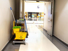 清洁工具车等待为女仆更清洁的的部门商店桶和集清洁设备的购物中心概念服务工人和设备为更清洁的和健康