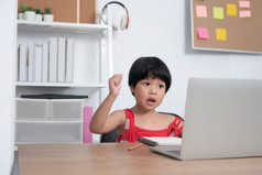 快乐亚洲女孩学生在线学习类从电脑与老师在线教育技术为社会距离新正常的生活方式概念首页学校和导师