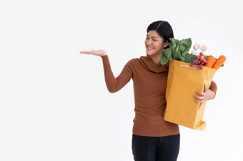 快乐亚洲女人微笑和开放的棕榈的手和携带购物袋后的快递从杂货店来了交付首页概念<strong>超市</strong>交付为新<strong>生活</strong>方式