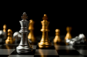 银王国际象棋站前面其他国际象棋概念领袖必须有勇气和挑战的竞争领导和业务愿景为赢得业务游戏
