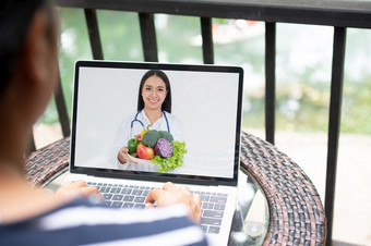 亚洲医生治疗师帮助<strong>缓解</strong>压力和提供知识和理解关于营养和健康食物病人视频会议调用在线生活说话远程首页