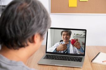 亚洲医生治疗师帮助缓解压力和提供知识和理解关于心疾病病人视频会议调用在线生活说话远程首页