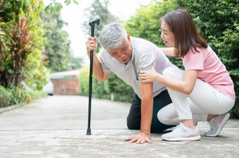 亚洲高级<strong>男人</strong>。下降下来首页的后院引起的肌无力<strong>肌肉</strong>弱点和的护士来了帮助支持概念老上了年纪的保险和健康哪