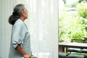 伤心<strong>老</strong>上了年纪的女人使用沃克为站前面窗户和看外和感觉孤独的概念抑郁症引起的疾病和上了年纪的护理人员