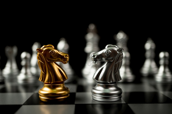 金和银马国际象棋块邀请脸脸和在那里是银国际象棋块的背景概念竞争领导和业务愿景为赢得业务游戏