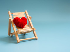 纱红色的心的木海滩椅子蓝色的屏幕背景孤立的复制空间为文本情人节一天爱概念和爱背景