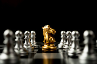 金国际象棋马站周围其他国际象棋概念领袖必须有勇气和挑战的竞争领导和业务愿景为赢得业务游戏