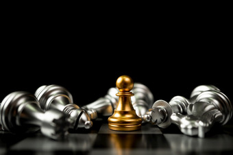 金国际象棋兵最后的站的国际象棋董事会概念成功的业务领导业务愿景为赢得业务游戏