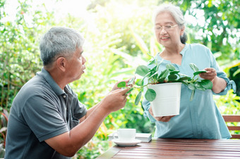 快乐和微笑亚洲老上了年纪的女人种植为爱好后退休与她的丈夫概念快乐生活方式和好<strong>健康</strong>为<strong>老年人</strong>