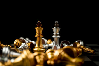 金和银王国际象棋最后的站的国际象棋董事会概念成功的业务领导对抗和损失