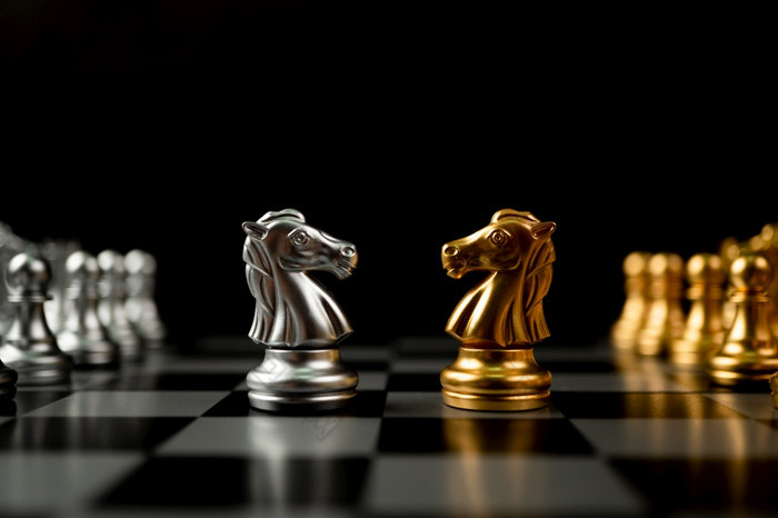 金和银马国际象棋块邀请脸脸和在那里是国际象棋块的背景概念竞争领导和业务愿景为赢得业务游戏