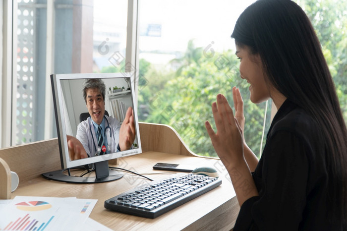 亚洲医生治疗师帮助缓解压力和提供知识和理解关于办公室并发症状病人视频会议调用在线生活说话远程首页